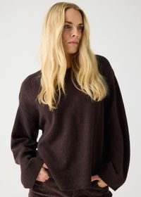 Pull ample marron en laine bio | marron "lambswool crew neck knit - chocolate torte"