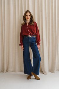 Jean évasé en coton bio et recyclé | bleu foncé "sara high loose stone indigo"