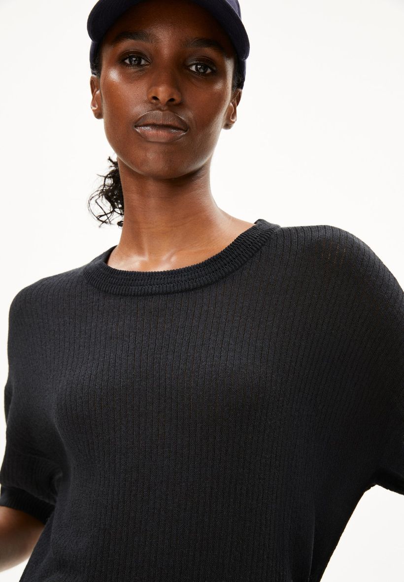 Top maille en lin, coton bio et ecovero | noir "lizaa lino - black" - Armedangels