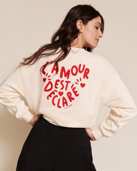 Sweat brodé en coton bio | crème "sweat l'amour est déclaré  crème rouge" - émoi émoi