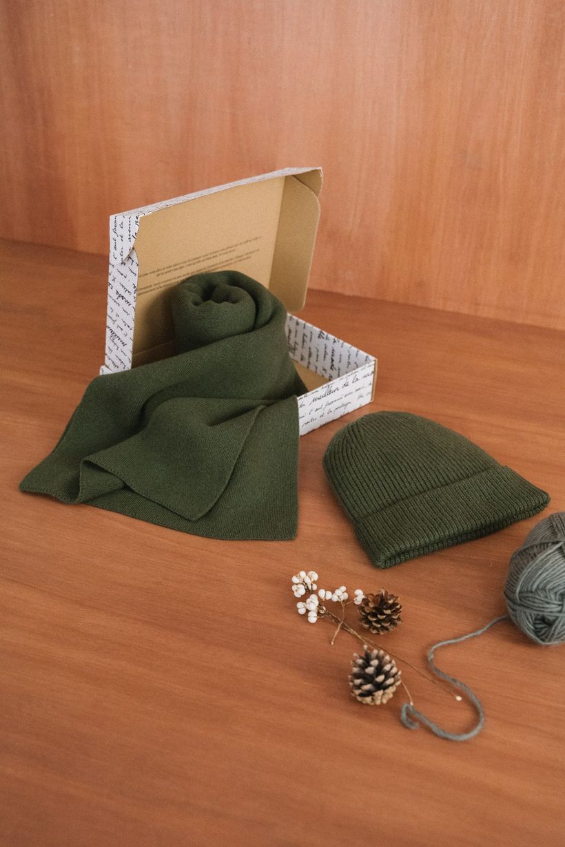 Coffret bonnet & écharpe en laine mérinos certifiée | olive - WeDressFair Essentiels