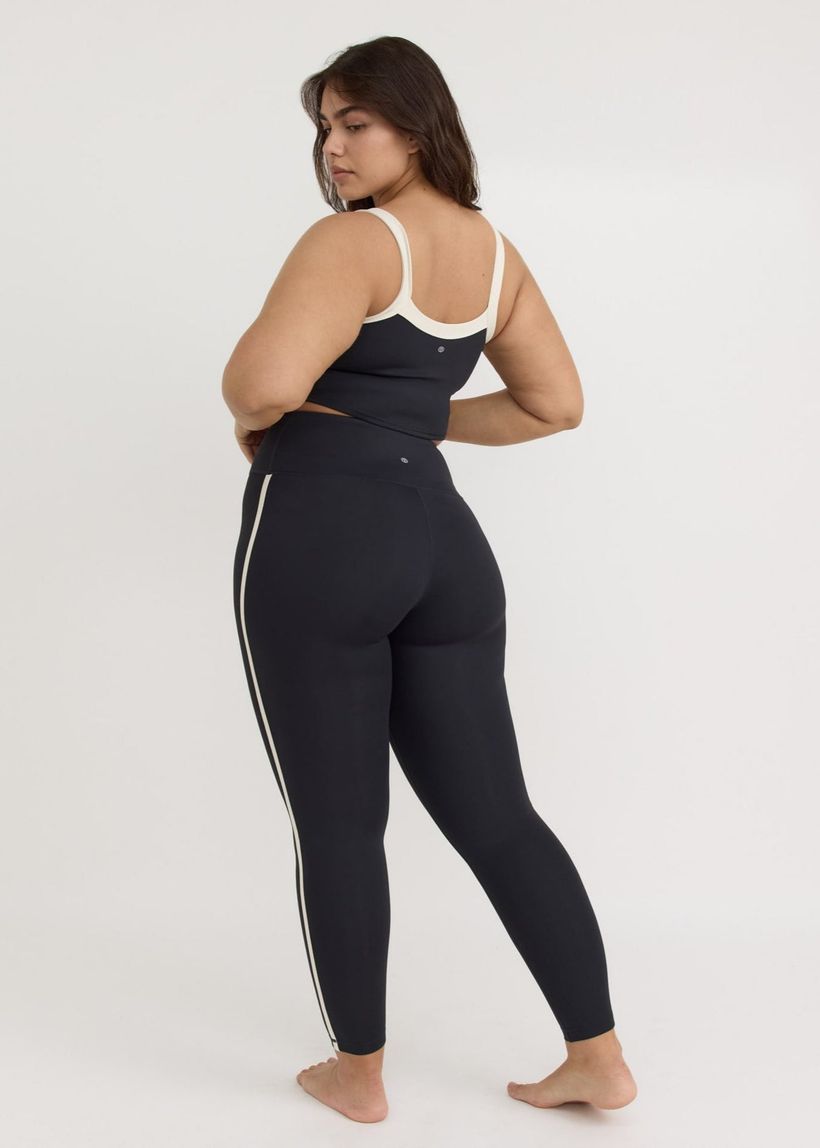 Brassière de sport en nylon recyclé | noir "active flow bra - black" - Organic Basics