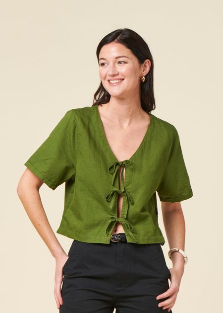 Top à noeuds en coton bio | vert "beau top - pine green" - Kuyichi