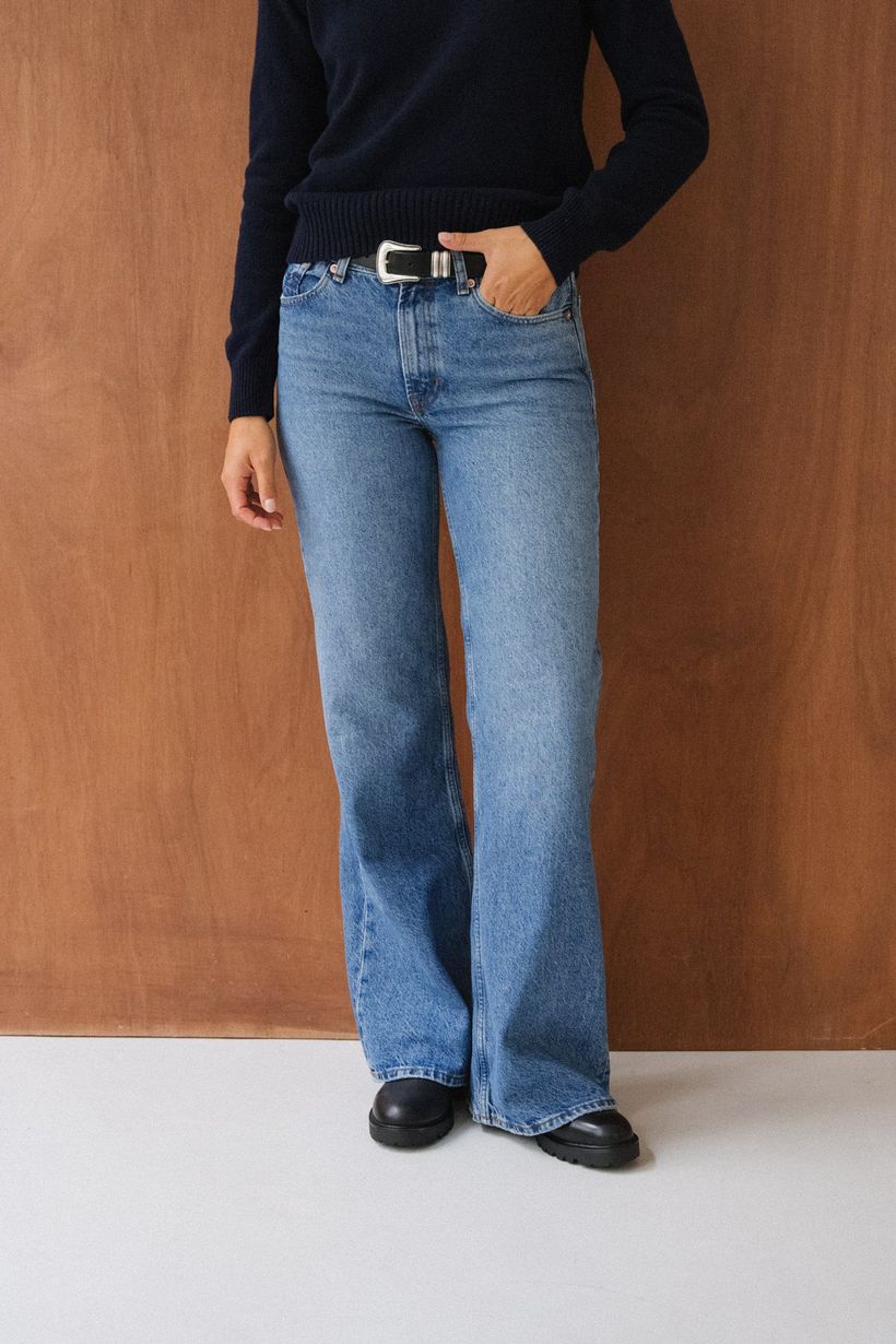 Jean évasé en coton recyclé | bleu "jane - rechange mid worn" - Kings of Indigo